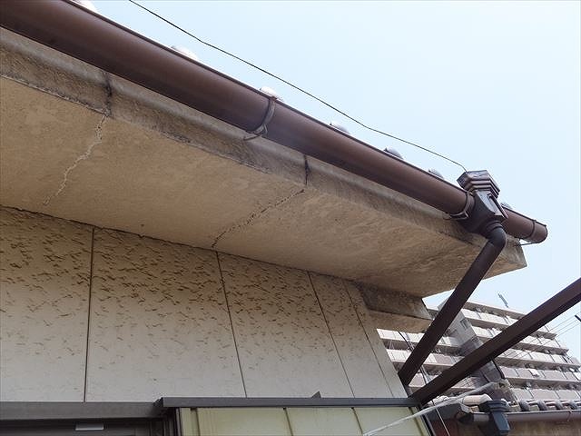 下屋根の軒先と雨樋